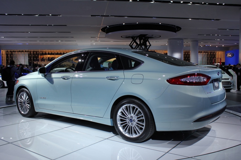 2013_Ford_Fusion_Sedan (9)-109.jpg